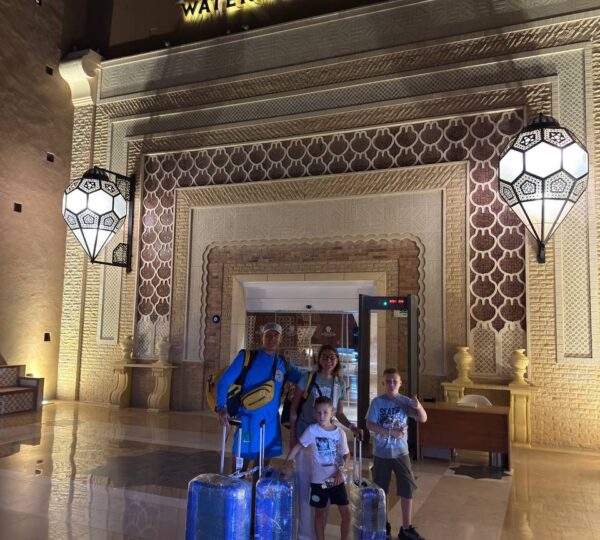 Family ready for a private hotel pickup at Sunwing Waterworld Makadi near Hurghada